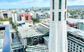 Spacious Skytower View And Seaview 2 Bdr 2 Bth Apartment